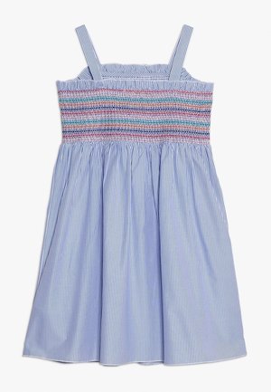 Hellblau-weiß dünn gestreiftes ärmelloses Kleid mit mehrfarbig gerafftem Oberteil und gesammeltem Rock, flach auf weißem Hintergrund liegend.