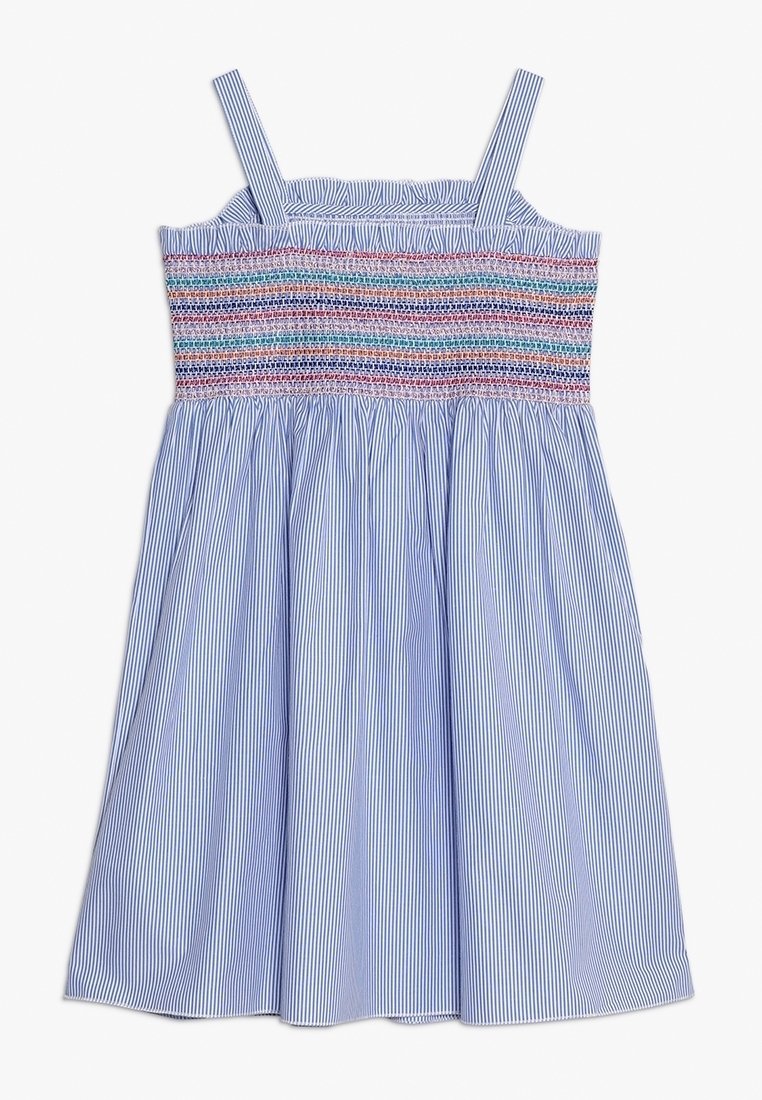 Robe sans manches à fines rayures bleu clair et blanc avec corsage smocké multicolore et jupe froncée, posée à plat sur fond blanc.