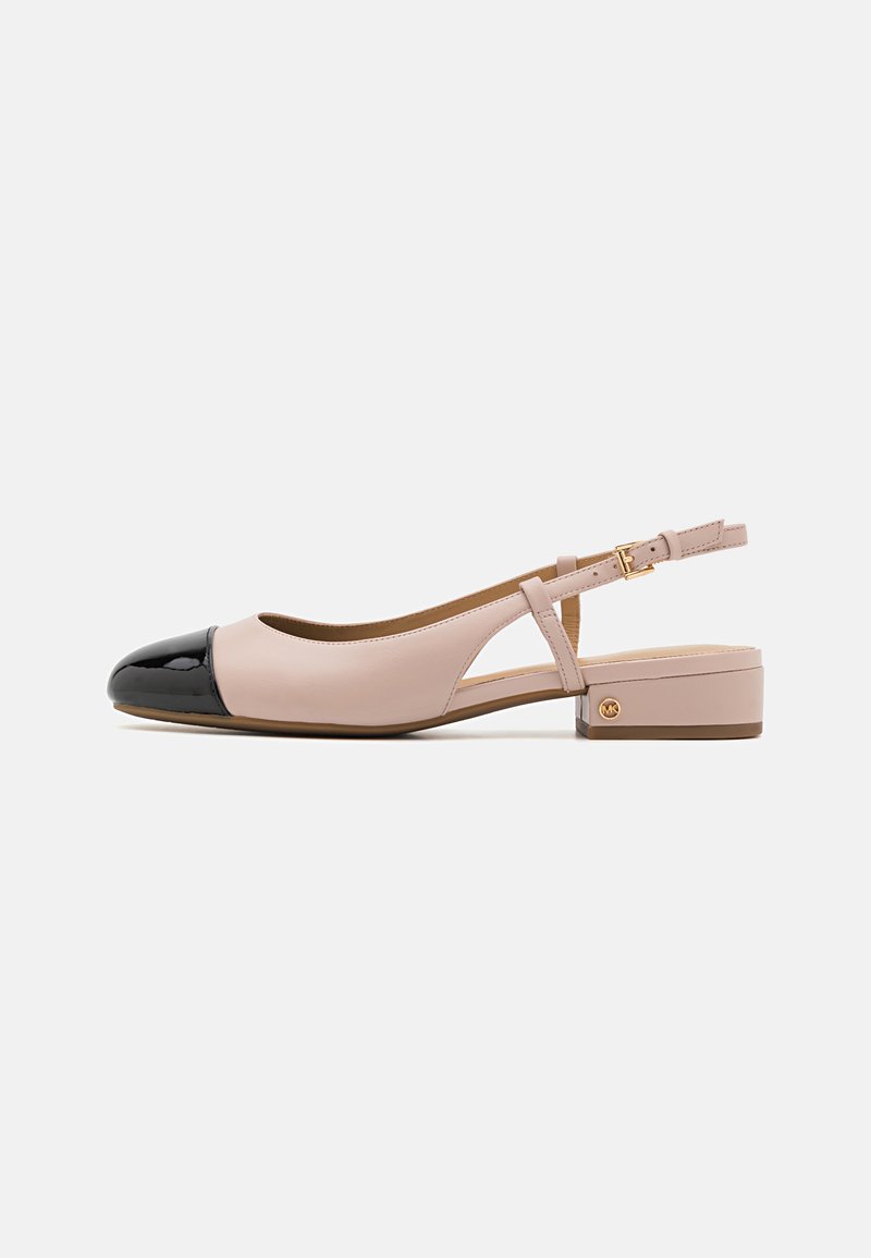 Scarpa slingback con tomaia in pelle rosa e punta lucida nera. Presenta un piccolo tacco a blocco e una cinghia alla caviglia regolabile.