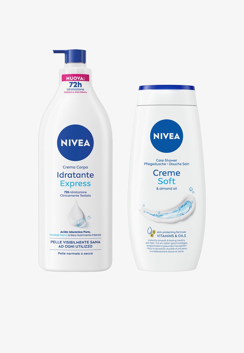 Due prodotti per la cura del corpo NIVEA: una bottiglia bianca con erogatore etichettata "Idratante Express" e una bottiglia bianca etichettata "Creme Soft," entrambe con dettagli blu.