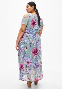 Zizzi GEBLÜMTES MIT SCHULTERDETAIL - Maksi garuma kleita - chinois green aop