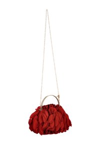 Bolso rojo con pétalos de tela en capas, asa de metal dorado y cadena dorada desmontable para opciones de transporte versátiles.