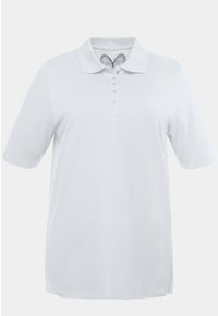 Polo shirt blanc à la texture douce, à manches courtes et au col classique. Dispose d'une patte de boutonnage et de fentes latérales pour faciliter le mouvement.