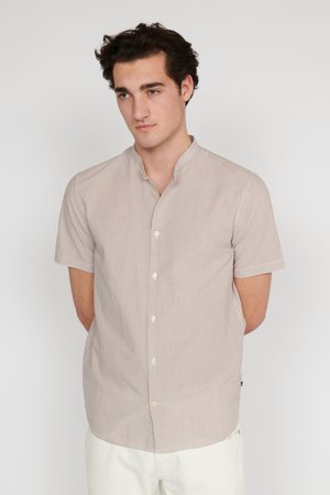 Cămașă cu mâneci scurte, cu nasturi, în dungi verticale alb și maro deschis, având un guler mandarin și nasturi bej. Fabricată din bumbac.