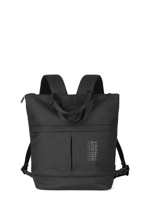 Zaino nero rettangolare con doppie maniglie, tasca frontale con cerniera, spallacci imbottiti e testo riflettente discreto sul lato destro anteriore.