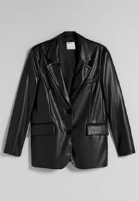 Černý blazer z umělé kůže s klopovým límcem, dvěma předními kapsami a zapínáním na jeden knoflík. Hladká textura a dobře padnoucí střih.