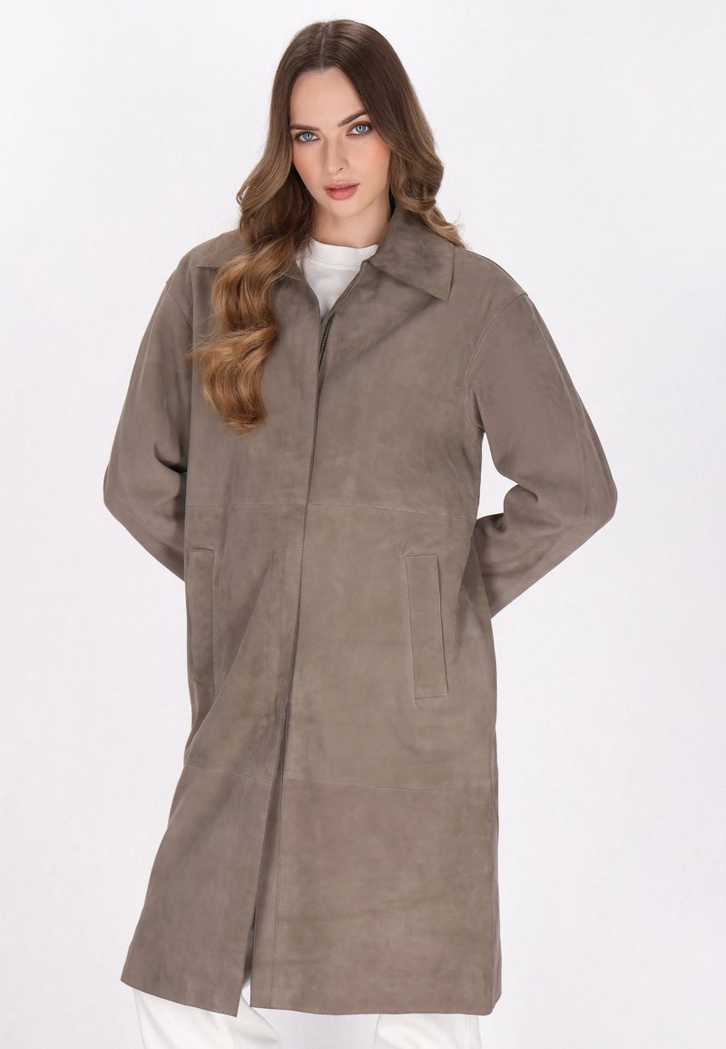 Világos taupe színű velúr trench coat, széles gallérral, hosszú ujjaival, oldalsó zsebeivel és egyenes vonalvezetéssel, elől zippzárral.