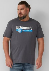 Graues Baumwoll-T-Shirt mit dem Logo des "Discovery Channel" in Weiß und Blau, kurzen Ärmeln, Rundhalsausschnitt und lässigem Schnitt.