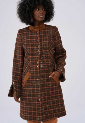 - Klasyczny płaszcz