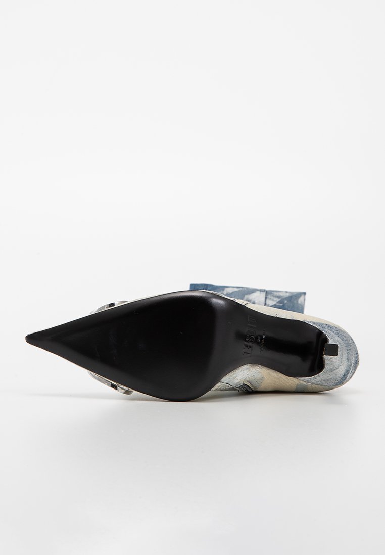 Scarpa a punta con tomaia in denim grigio e blu, tessuto testurizzato e suola nera. Presenta un tacco a stiletto e dettagli di design discreti.