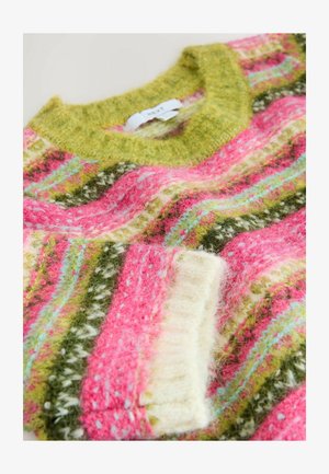 Mnohobarvá svetr s pletením a kulatým výstřihem. Obsahuje růžové, zelené a bílé pruhy, strukturované vzory a měkký, chlupatý povrch.