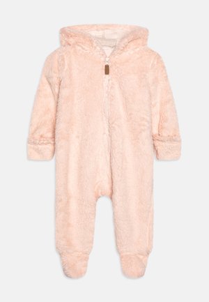 Combinaison douce en molleton rose pâle avec capuche, fermeture éclair à l'avant, et manches et jambes avec poignets. Tissu texturé avec une finition moelleuse et confortable.
