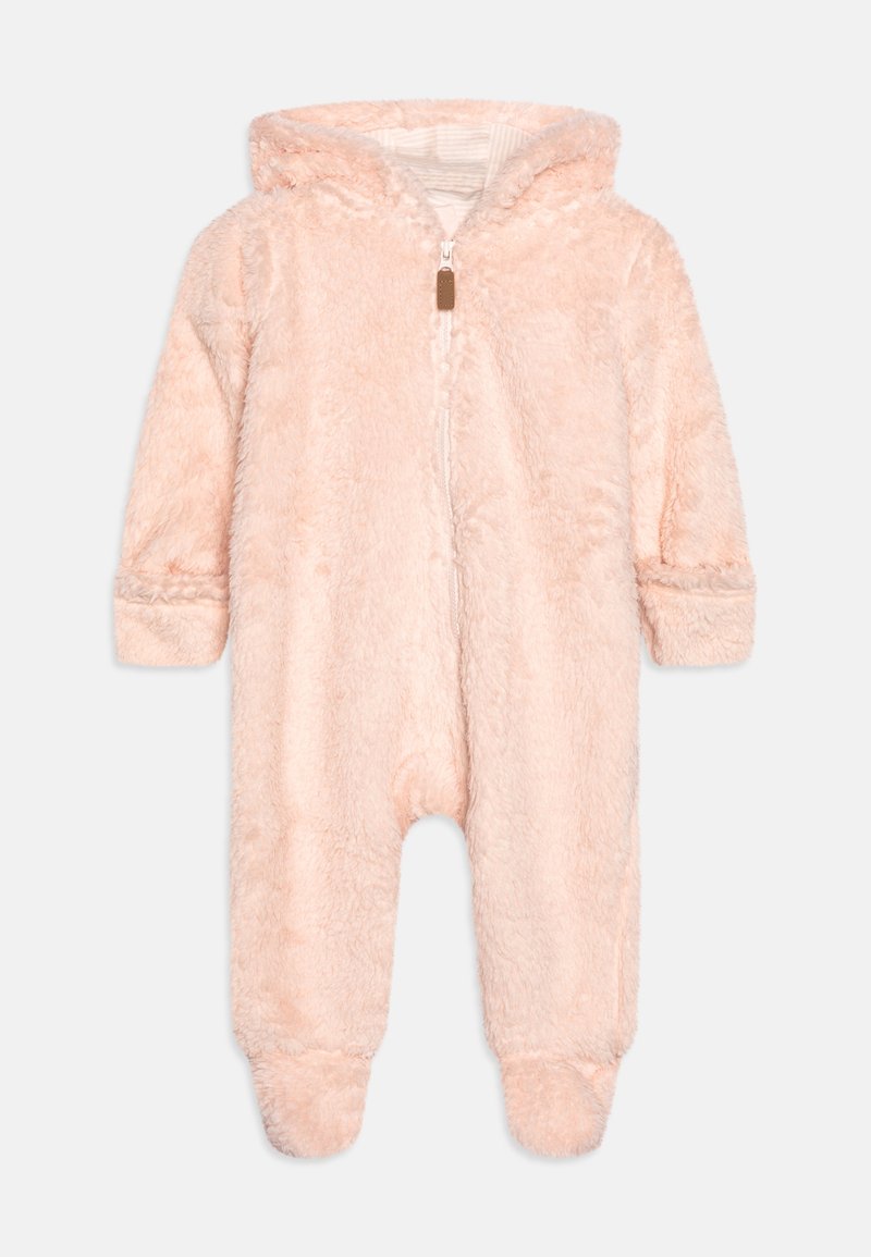 Combinaison douce en molleton rose pâle avec capuche, fermeture éclair à l'avant, et manches et jambes avec poignets. Tissu texturé avec une finition moelleuse et confortable.