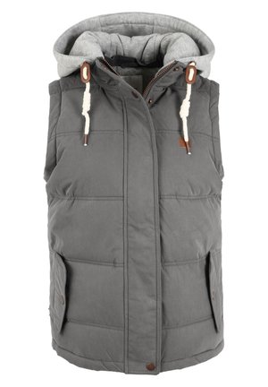 Gilet rembourré gris avec un pull à capuche gris, doté d'une fermeture éclair, d'accents décoratifs marron, et de deux poches latérales. Texture douce, design urbain.