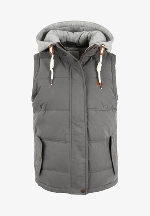 Gilet rembourré gris avec un pull à capuche gris, doté d'une fermeture éclair, d'accents décoratifs marron, et de deux poches latérales. Texture douce, design urbain.