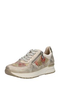 Sneaker van metallic zilver leer, gestructureerd gekleurd paneel, grijze veters, zijrits en een chunky witte zool.