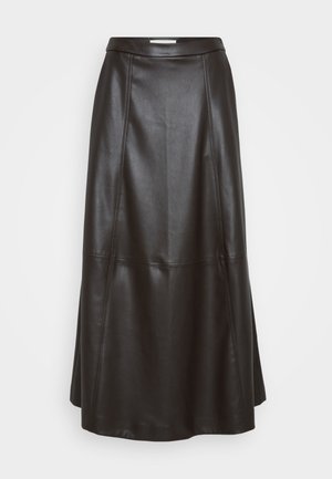 Robe midi en cuir noir avec une texture lisse, un design évasé et des détails de coutures verticales, dotée d'une taille ajustée et d'une forme légèrement évasée.