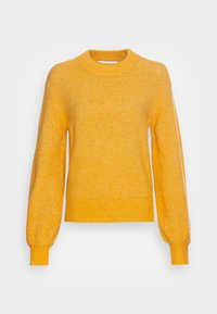 Pull en maille jaune à manches longues avec des poignets, un ourlet côtelé et un col rond sur fond blanc uni.