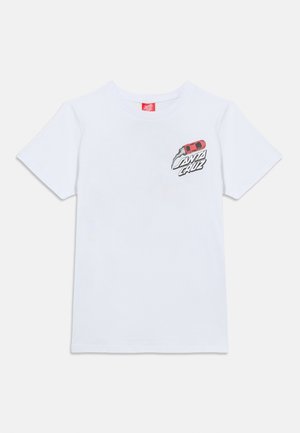 Bela majica kratkih rokavov z majhnim rdečim avtom, ki pušča sled pnevmatik nad napisom "Santa Cruz" na zgornjem levem delu prsnega koša.