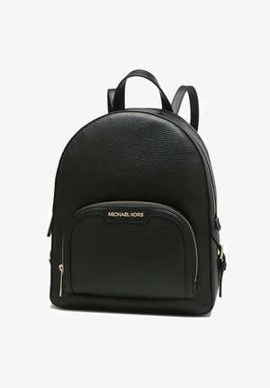 Schwarzer Leder-Rucksack mit abgerundeter Form, ausgestattet mit einer Frontreißverschlusstasche und goldfarbenen Beschlägen. Er hat zwei verstellbare Schultergurte.