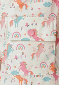 Tessuto plastico con un motivo multicolore di unicorni e arcobaleni; presenta una tasca frontale con chiusura a scatto rosa e una texture morbida e liscia.