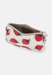 Witte leren clutch met een aardbeienpatroon in rood en zwart, voorzien van een ritssluiting en zilverkleurige hardware accenten. De binnenkant is beige.