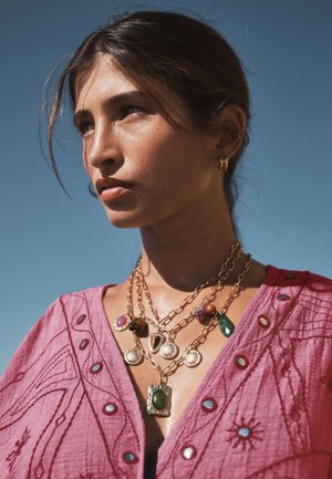 Next, LAYERED CHARM CHAIN NECKLACE . - Halskette - gold tone