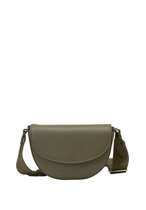 Olijfgroene crossbody tas, ronde vorm, gemaakt van glad leer, met een klepafsluiting en een gevlochten schouderriem met patroon. 