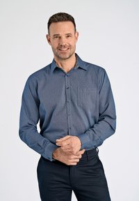Pitkähiha, tummansininen paita, jossa on hienovarainen kuvio ja erottuva kuvioitu kaulus. Paidassa on rintatasku ja siniset napit.