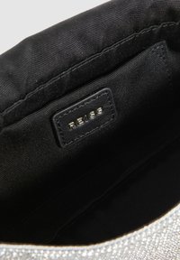 Clutch argento impreziosito con un interno in tessuto nero, dotato di etichetta Reiss e di una forma elegante e arrotondata. La texture è liscia con accenti scintillanti.