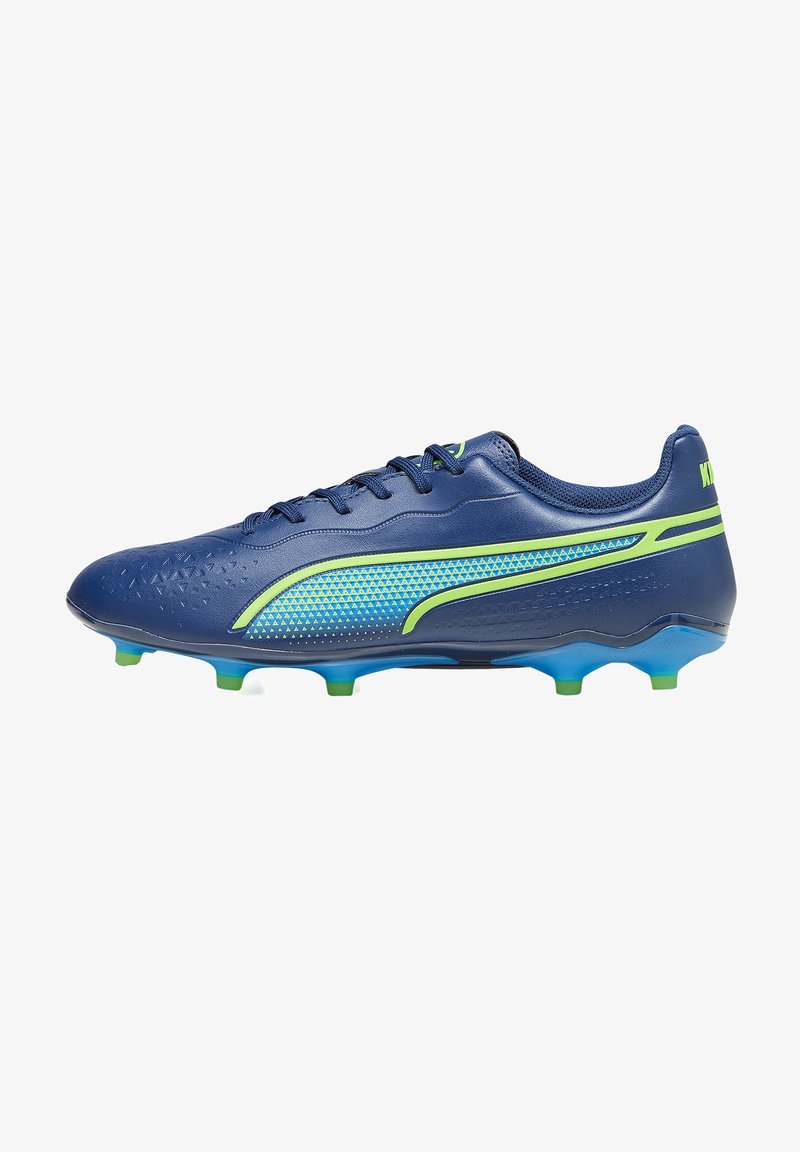 Botte de football bleue avec tige synthétique texturée, accents verts, détails de motifs complexes et une semelle extérieure légère bleu et verte.