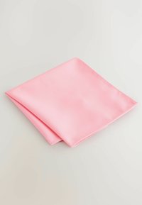 Rosa Seiden-Taschentuch, quadratische Form, glatte Textur, leicht glänzende Oberfläche, ordentlich gefaltet mit gerolltem Rand.