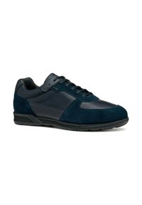 Sneakers blu navy realizzati in pelle e camoscio; presentano una parte superiore texturizzata, chiusura con lacci e una suola in gomma con battistrada texturizzato.