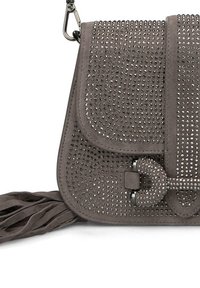 Borsa in suede grigia con chiusura a patta, decorazioni con borchie, una fibbia decorativa e lunghi dettagli di frange.