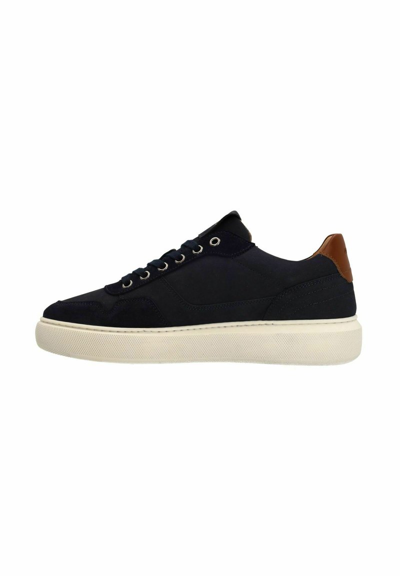 Sneaker in suede blu navy con suola in gomma bianca, punta rotonda e dettaglio in pelle marrone sul tallone. Presenta occhielli in metallo e lacci piatti.