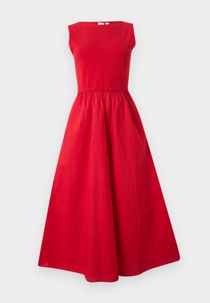 Vestito midi rosso senza maniche con corpetto aderente, vita arricciata e gonna svasata, mostrato su sfondo bianco.