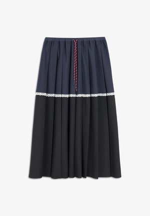 Une jupe à volants présentant une section supérieure bleu foncé, un accent en dentelle blanche au milieu, et une section inférieure noire. Taille élastique avec cordon de serrage.