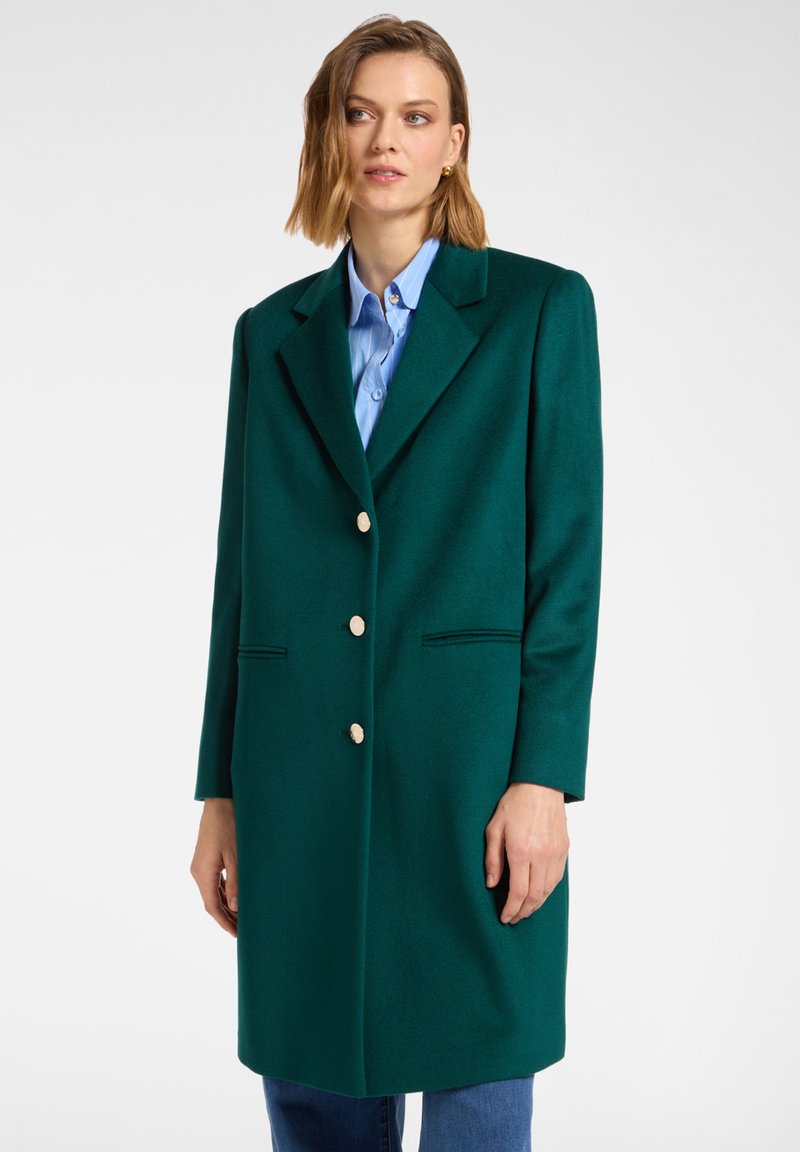 Grüner Wollmantel mit maßgeschneidertem Schnitt, gekerbtem Revers und drei großen Knopfverschlüssen. Verfügt über Seitentaschen und eine glatte Textur.