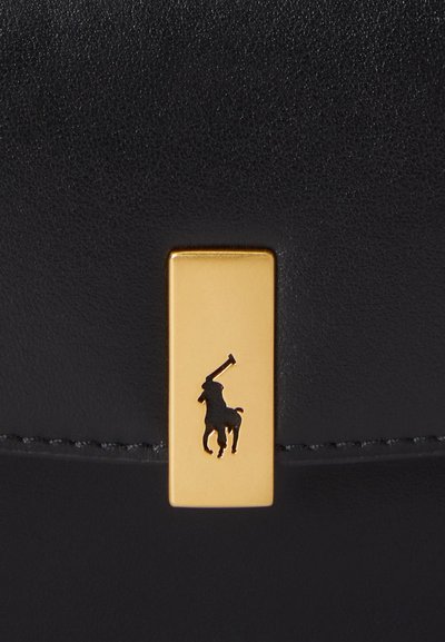 Zwarte leren tas met een gouden rechthoekige sluiting en een verhoogd zwart paardenlogo, gladde textuur en een strak, minimalistisch ontwerp.