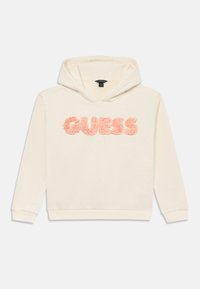 Kremeni dukserica s kapuljačom i dugim rukavima s ružičastim teksturiranim "GUESS" logotipom na prsima.