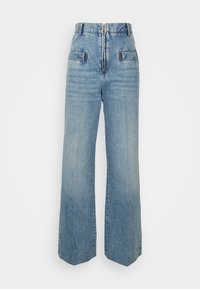 Jean en denim bleu taille haute à jambes larges avec fermeture éclair devant et poches à rabat sur fond blanc.