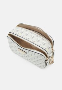 Torebka crossbody w fakturze białej i szarej z geometrycznym wzorem, z podwójnymi zamkami, złotymi elementami wykończeniowymi oraz beżowym wnętrzem.