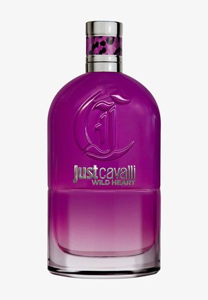 Fliederfarbener Parfümflakon mit silbernem Verschluss, verziert mit schwarzem Leopardenmuster und geprägt mit dem "Just Cavalli Wild Heart"-Logo.