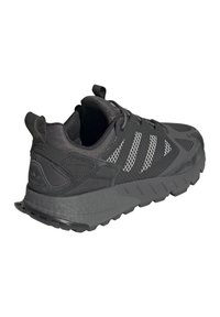 Fekete sportcipő, texturált felsőrésszel, hálós panelek és reflektáló részletek. Kényelmes talppal és áramvonalas kialakítással rendelkezik.