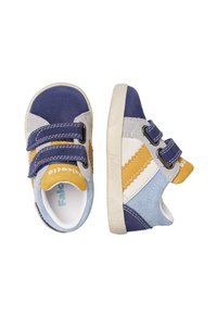 Kinderschuhe aus einer Mischung von blauem, grauem und gelbem Wildleder mit Klettverschlüssen, einer texturierten Gummisohle und kontrastierenden Nähdetails.