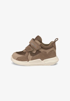 Baskets imperméables marron en cuir et mesh, avec une surface texturée, une sangle Velcro et une semelle en caoutchouc de couleur claire.
