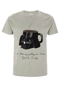 Camiseta de algodón gris con un diseño de una taza negra con forma de máscara y el texto "Me gusta mi café del lado oscuro", en una fuente divertida.