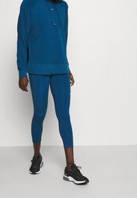 Nike Performance Jersey con capucha - blue