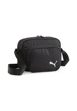 Czarna torba na ramię z regulowanym paskiem, przednią kieszenią na suwak oraz białym logo Puma w dolnym prawym rogu.