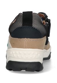 Vue arrière d'une sneaker multi-matériaux présentant un mesh noir, des accents en daim beige, une semelle blanche avec des bosses texturées et une sangle de talon sécurisée.